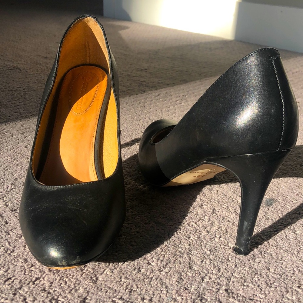 Beautiful pair of Corso Como black leather pumps.